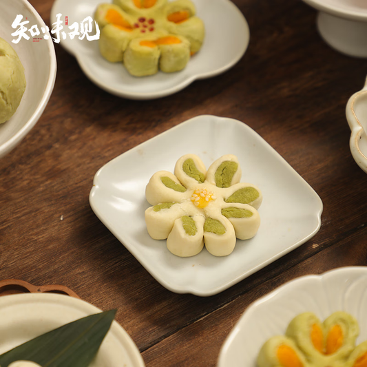 Zhiweiguan flower-shaped Chinese pastry with lotus seed paste filling