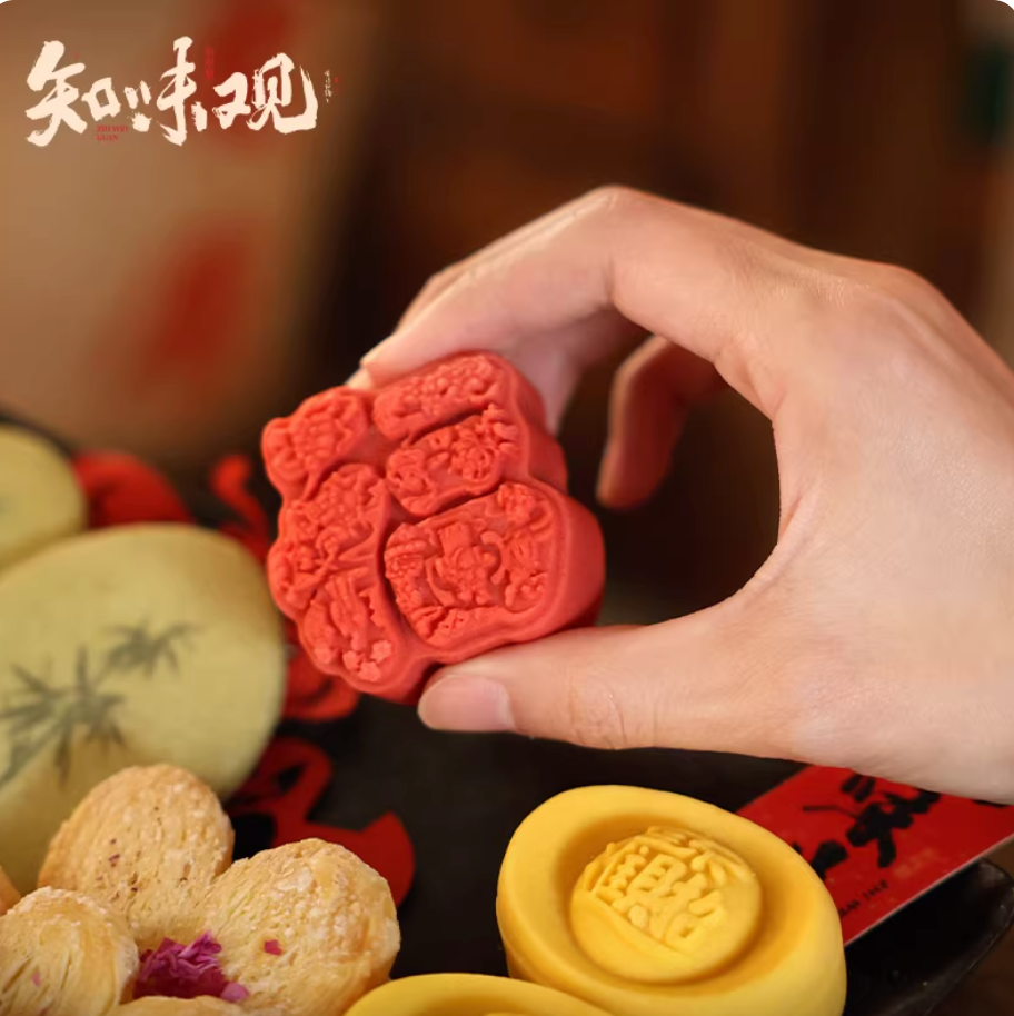 Zhiweiguan Chinese New Year paintings pastry gift box with traditional festive desserts