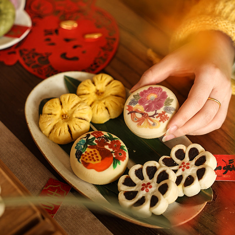 Assorted traditional Chinese pastries in Hua Ruxiu gift box Zhiweiguan