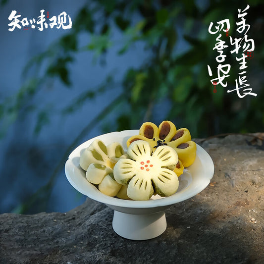 Zhiweiguan autumn blossom shaped Chinese pastry with hawthorn filling