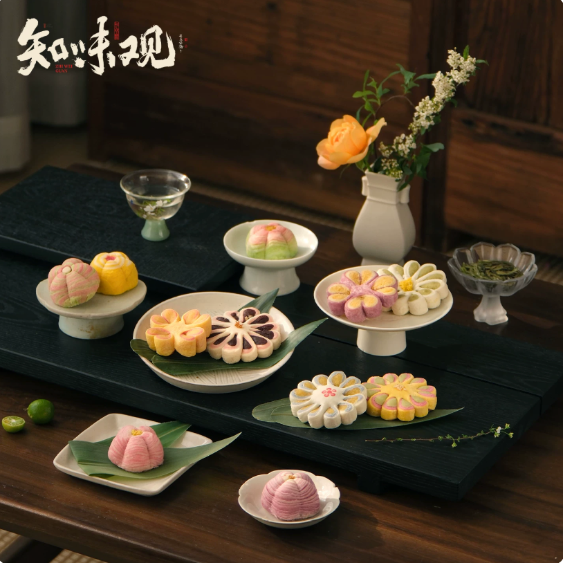 Zhiweiguan floral Chinese pastries gift box 
